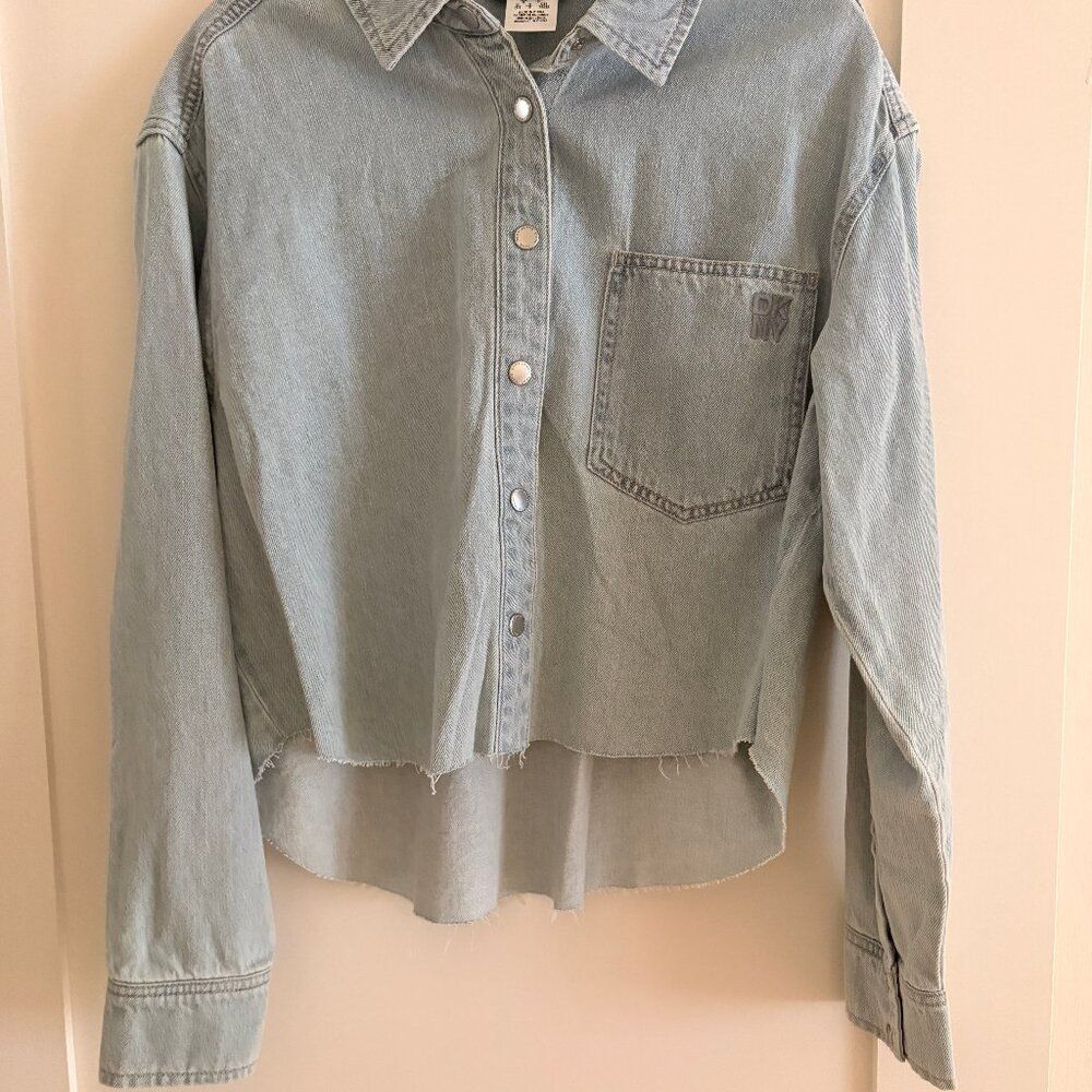 DKNY Cropped Chambray Denim Shirt Raw Hem - Picture 3 of 4